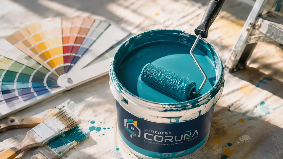 Bote de pintura con el logotipo de Pinturas Coruña